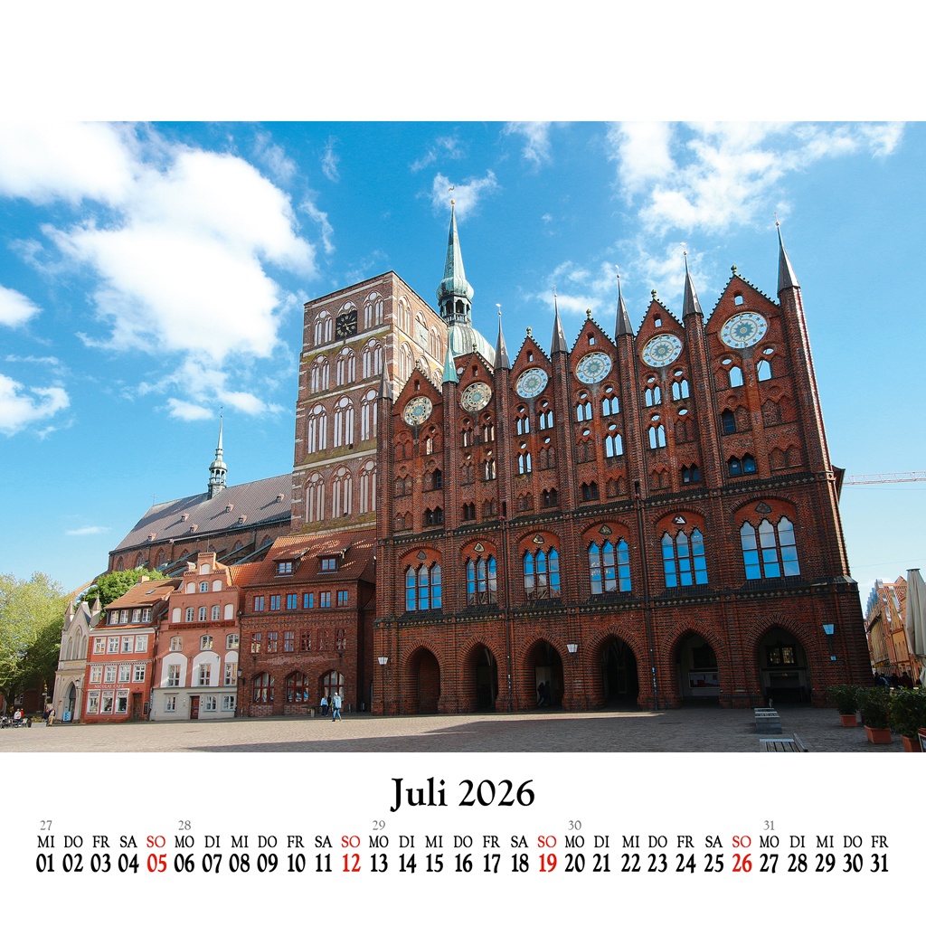 Das Rathaus der Hansestadt Stralsund mit der angrenzenden Nikolaikirche