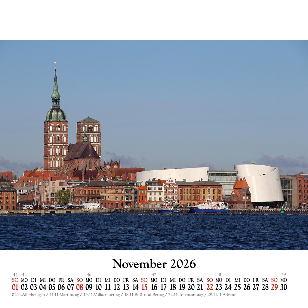 Blick über den Strelasund Richtung Hafeninsel zum Ozeaneum und der Nikolaikirche