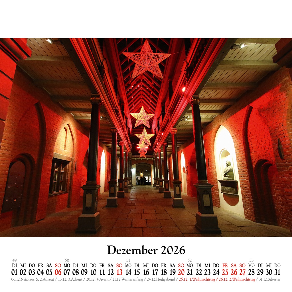 Weihnachtlich geschmückter Rathausgang