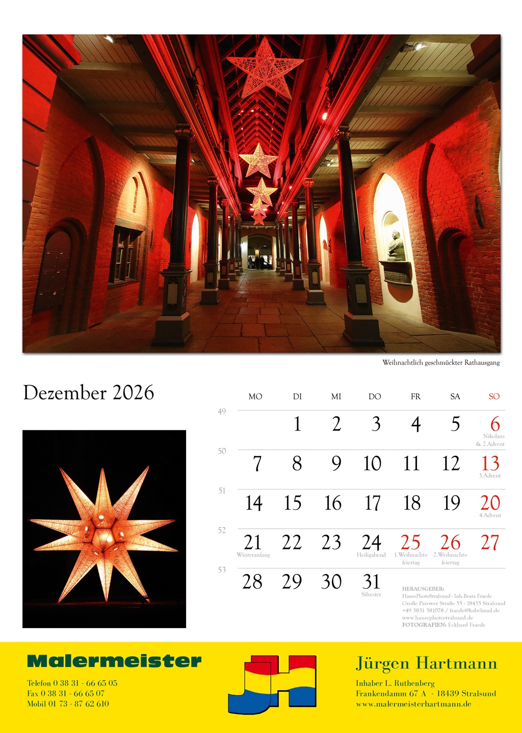 Weihnachtlich geschmückter Rathausgang