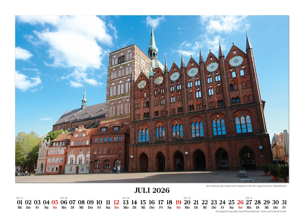Das Rathaus der Hansestadt Stralsund mit der angrenzenden Nikolaikirche