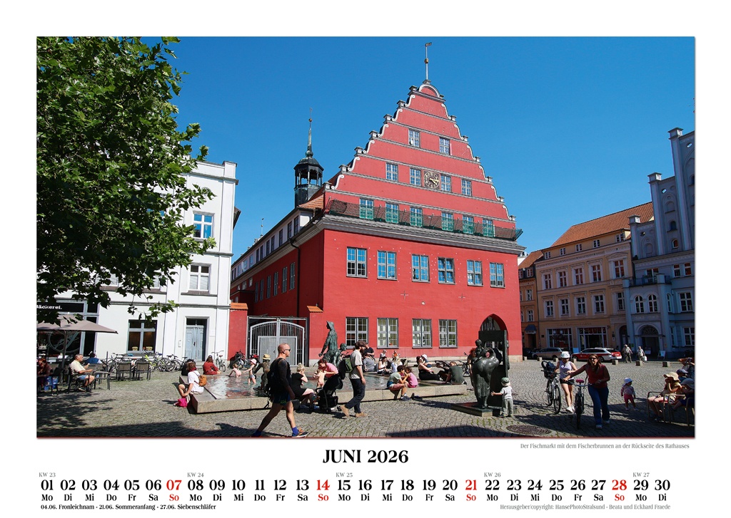 Der Fischmarkt mit dem Fischerbrunnen an der Rückseite des Rathauses