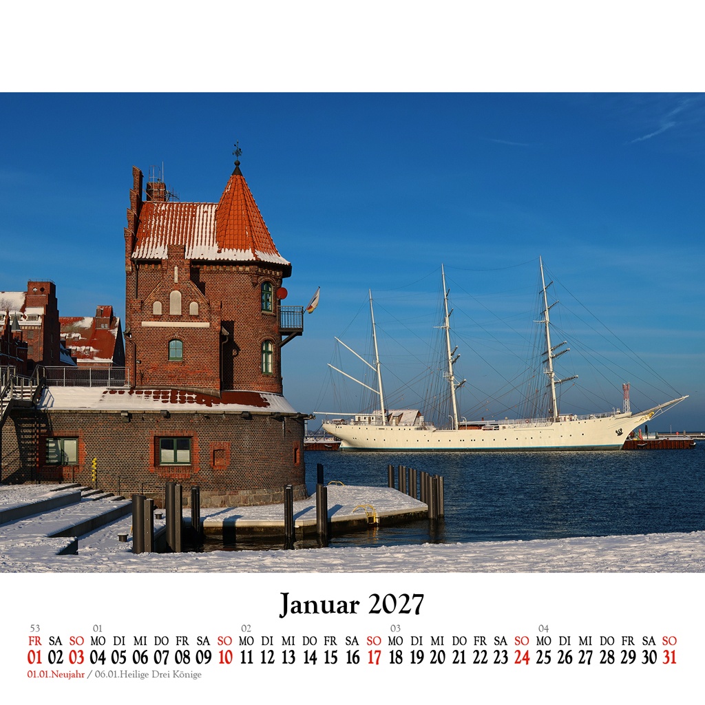 Das Lotsenhaus und die Gorch Fock 1 auf der Hafeninsel