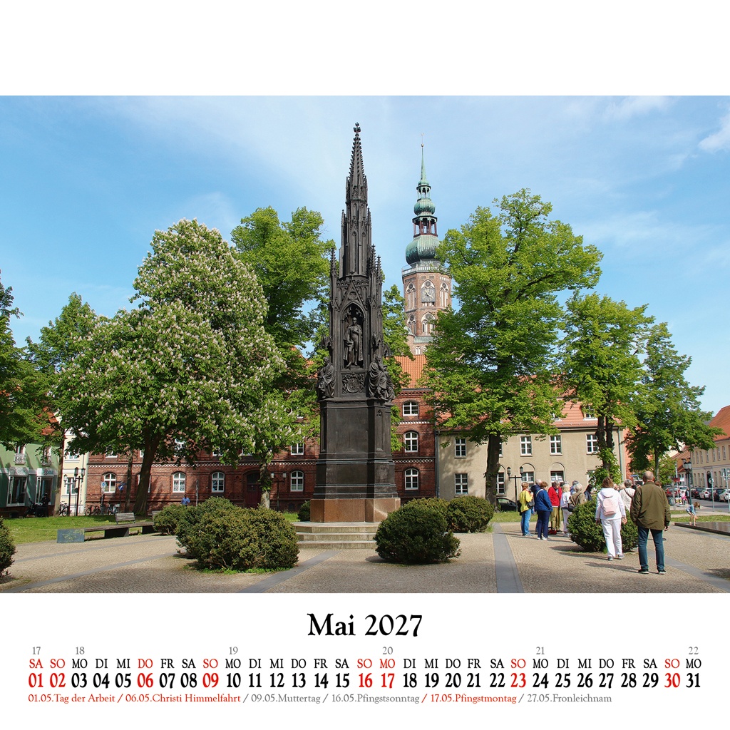 Das Rubenowdenkmal auf dem gleichnamigen Platz mit dem Dom im Hintergrund