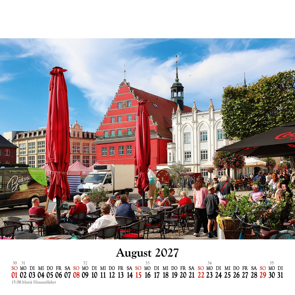 Auf dem Greifswalder Markt mit dem Rathaus im Hintergrund