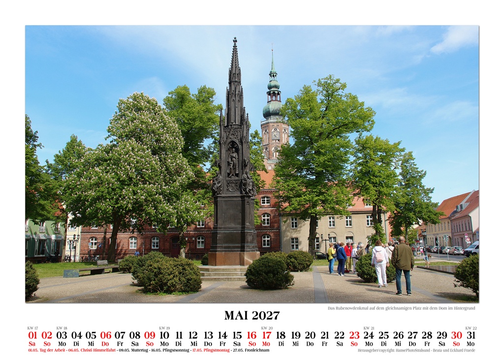 Das Rubenowdenkmal auf dem gleichnamigen Platz mit dem Dom im Hintergrund