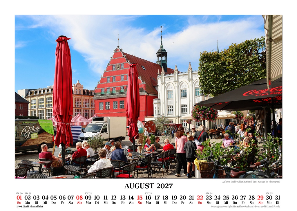 Auf dem Greifswalder Markt mit dem Rathaus im Hintergrund