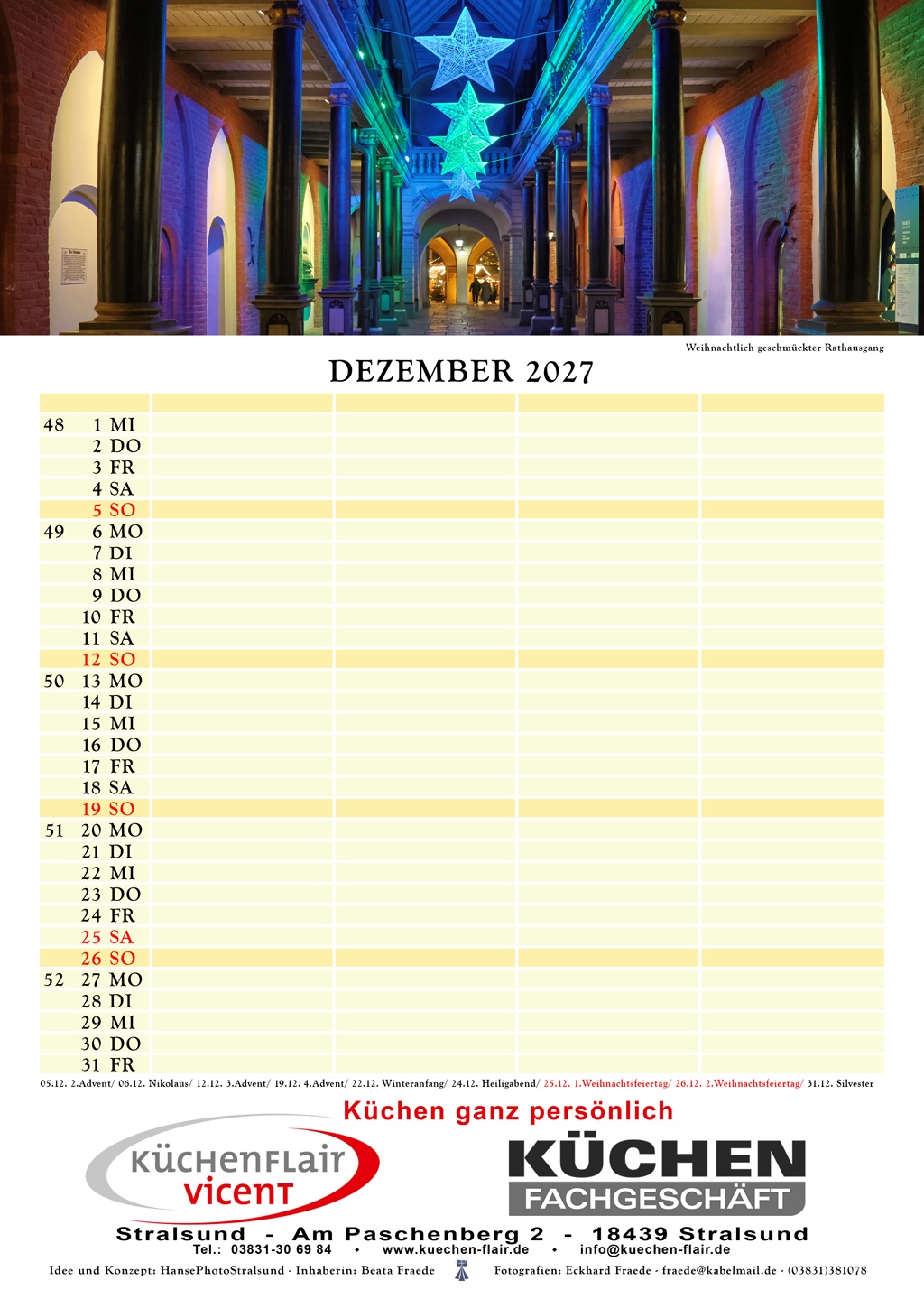Weihnachtlich geschmückter Rathausgang
