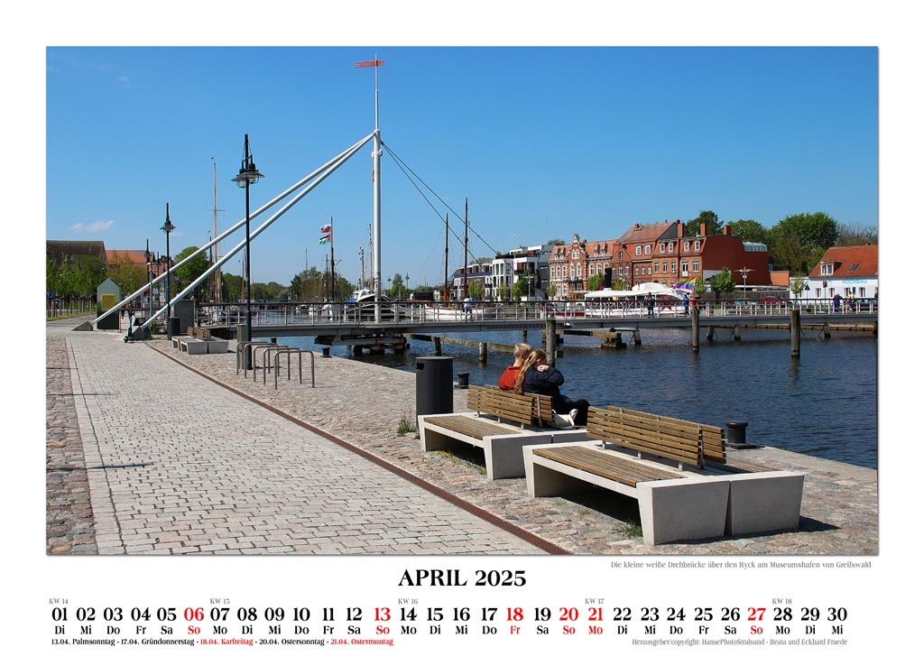 Die kleine weiße Drehbrücke über den Ryck am Museumshafen von Greifswald