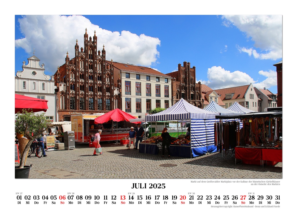 Markt auf dem Greifswalder Marktplatz vor der Kulisse der historischen Giebelhäuser an der Ostseite des Marktes