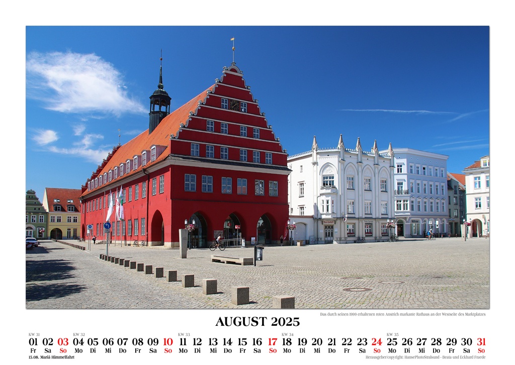 Das durch seinen 1999 erhaltenen roten Anstrich markante Rathaus an der Westseite des Marktplatzes