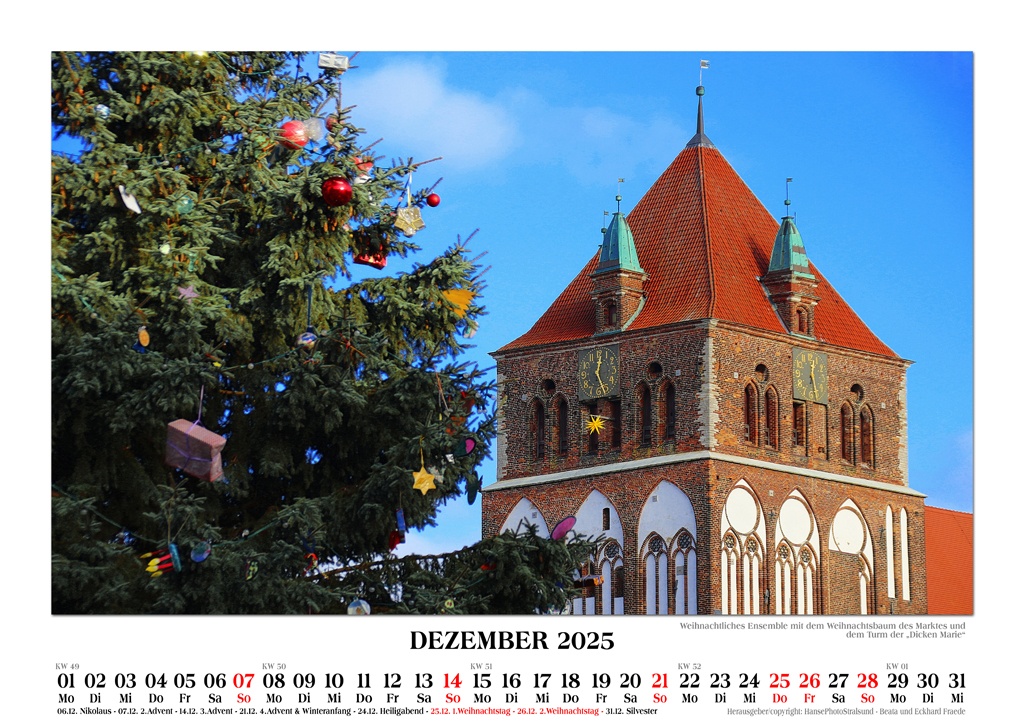 Weihnachtliches Ensemble mit dem Weihnachtsbaum des Marktes und dem Turm der „Dicken Marie“