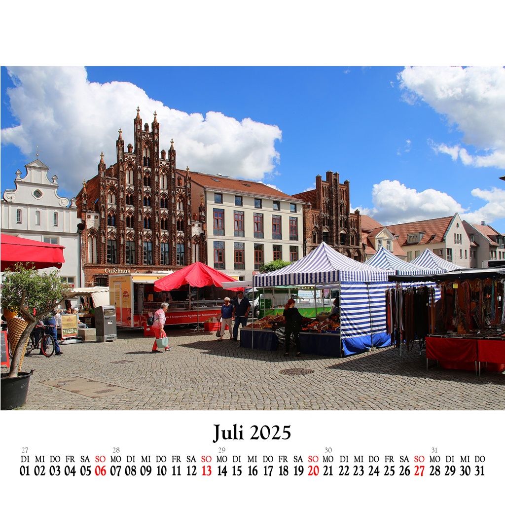 Markt auf dem Greifswalder Marktplatz vor der Kulisse der historischen Giebelhäuser an der Ostseite des Marktes