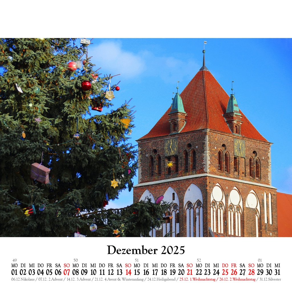 Weihnachtliches Ensemble mit dem Weihnachtsbaum des Marktes und dem Turm der „Dicken Marie“